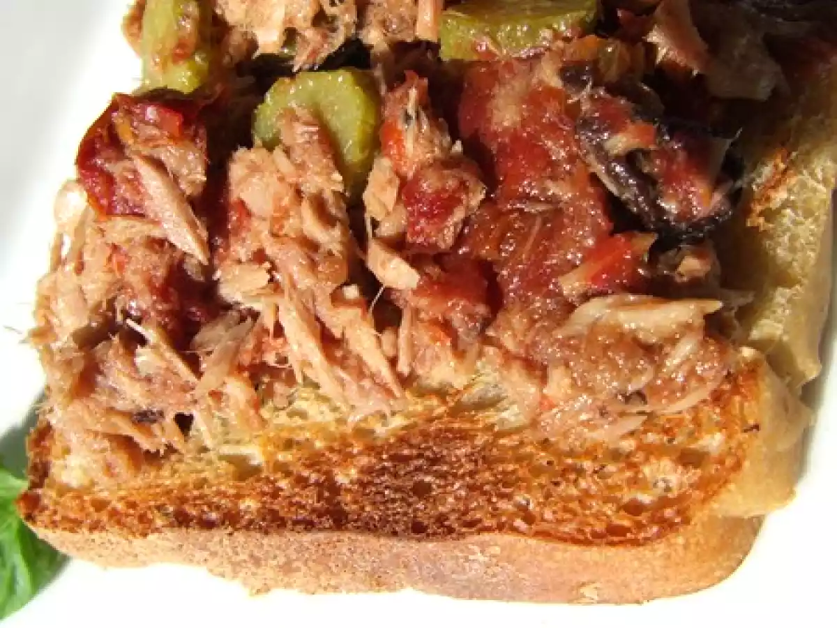 Tartine grillée au thon, tomates séchées & olives noires