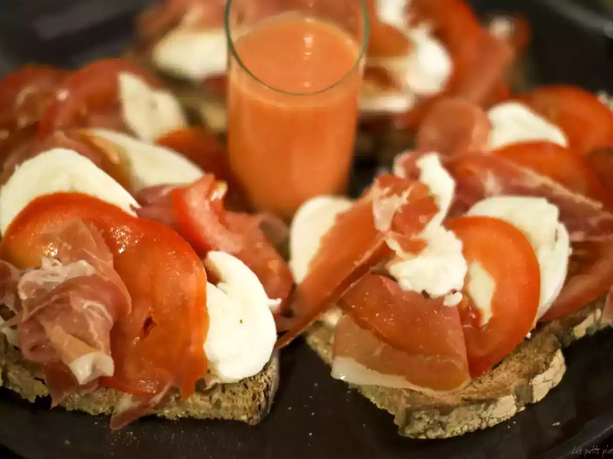Tartine Tomate, Mozza, Jambon de parme et coulis