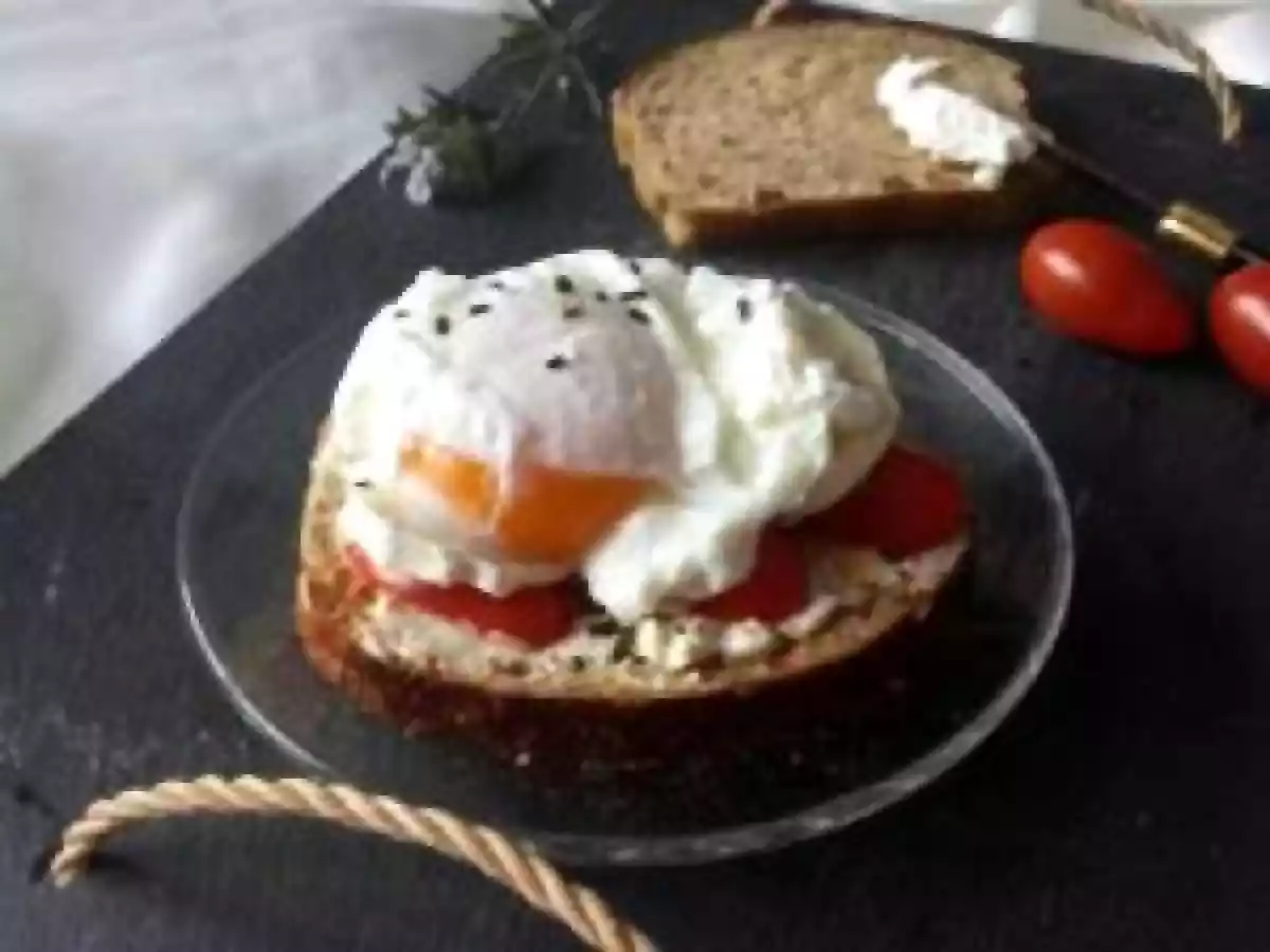 Tartine tomates-chèvre-romarin et oeuf poché