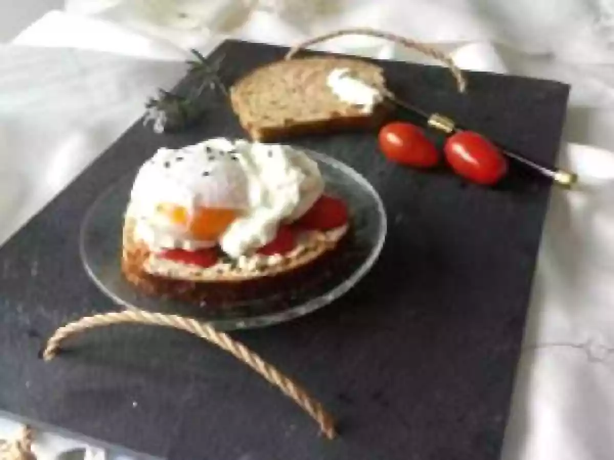 Tartine tomates-chèvre-romarin et oeuf poché - photo 2