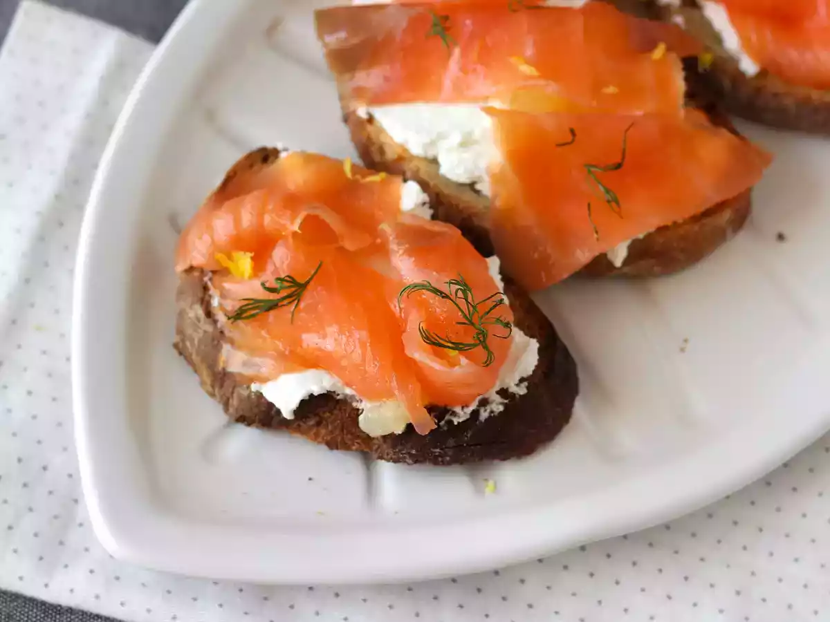 Tartines au fromage de chèvre frais et saumon fumé - photo 3