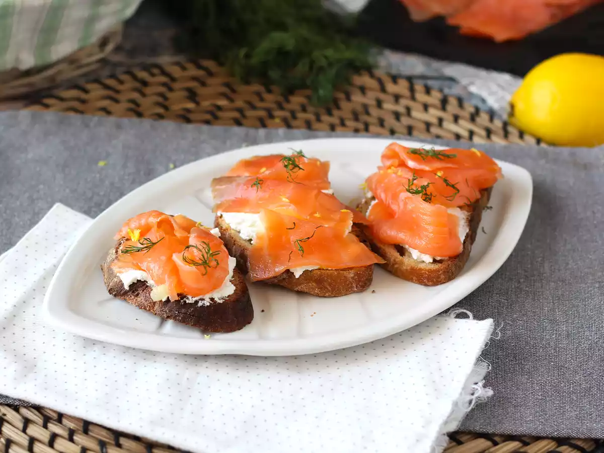 Tartines au fromage de chèvre frais et saumon fumé
