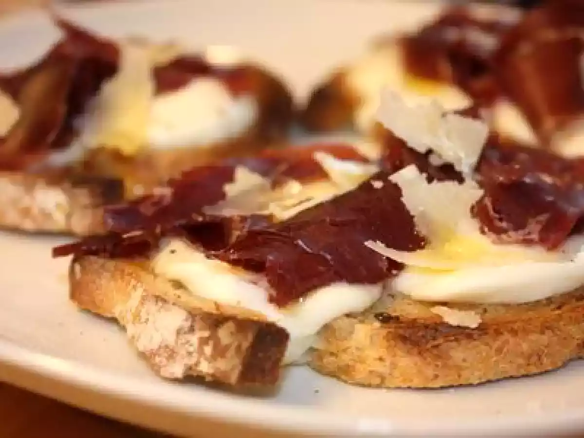 Tartines chaudes à la mozzarella, viande des Grisons et parmesan