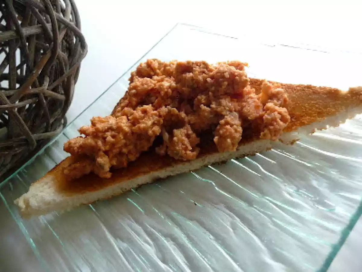 Tartines d'oeufs brouillés à la tomate et à l'origan
