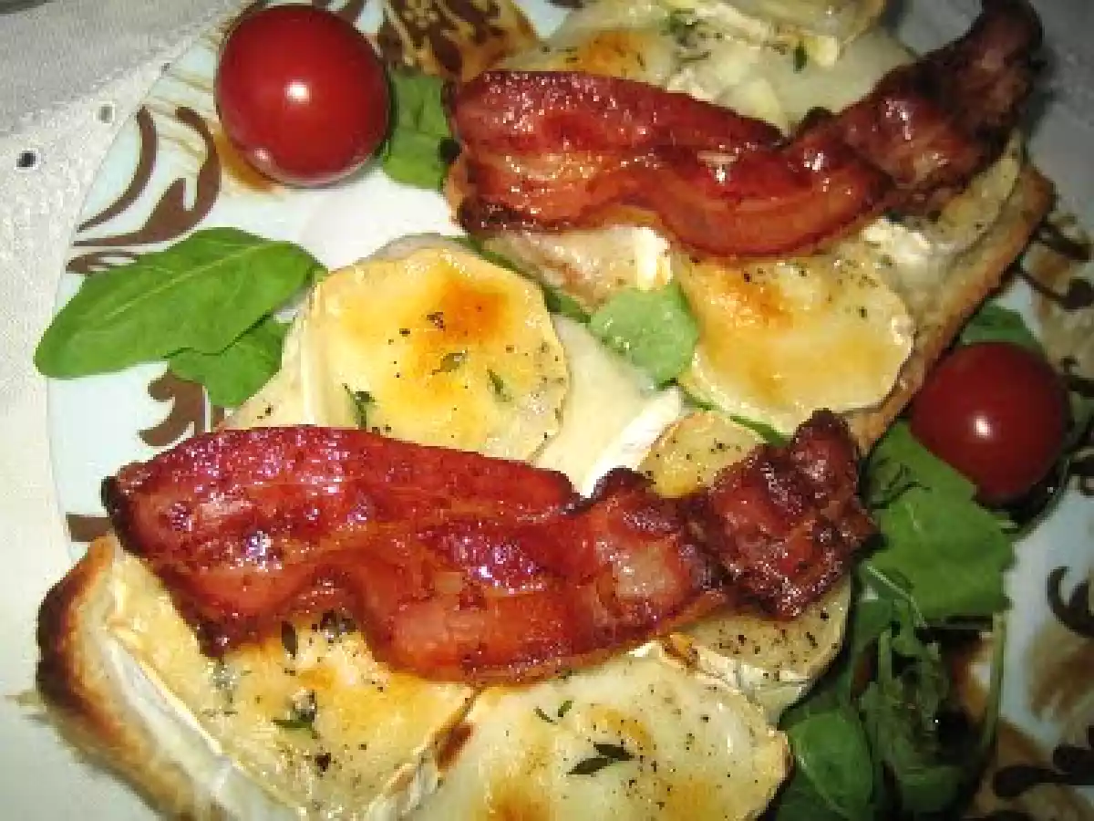 Tartines de chèvre chaud, thym frais et lard croustillant!!