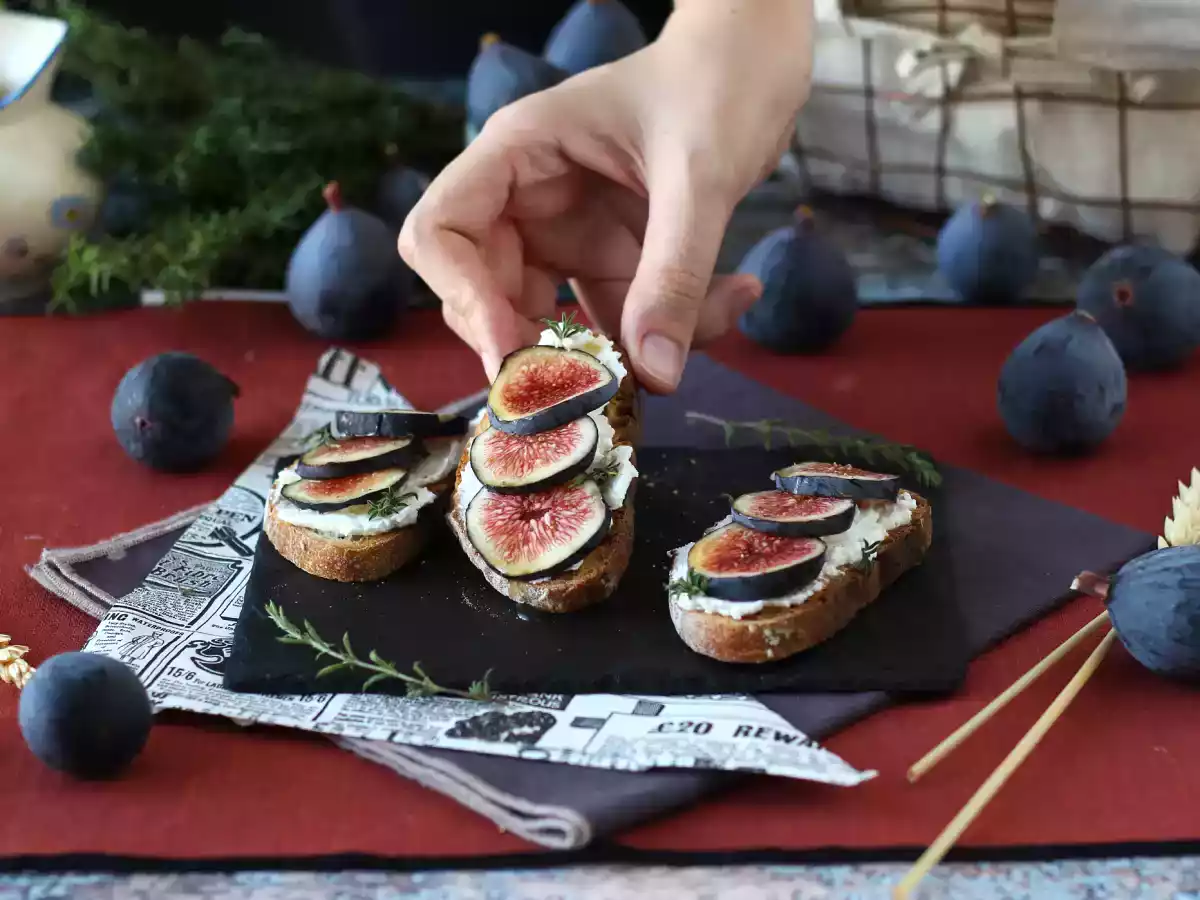 Tartines de figues, fromage de chèvre frais, miel et romarin - photo 3