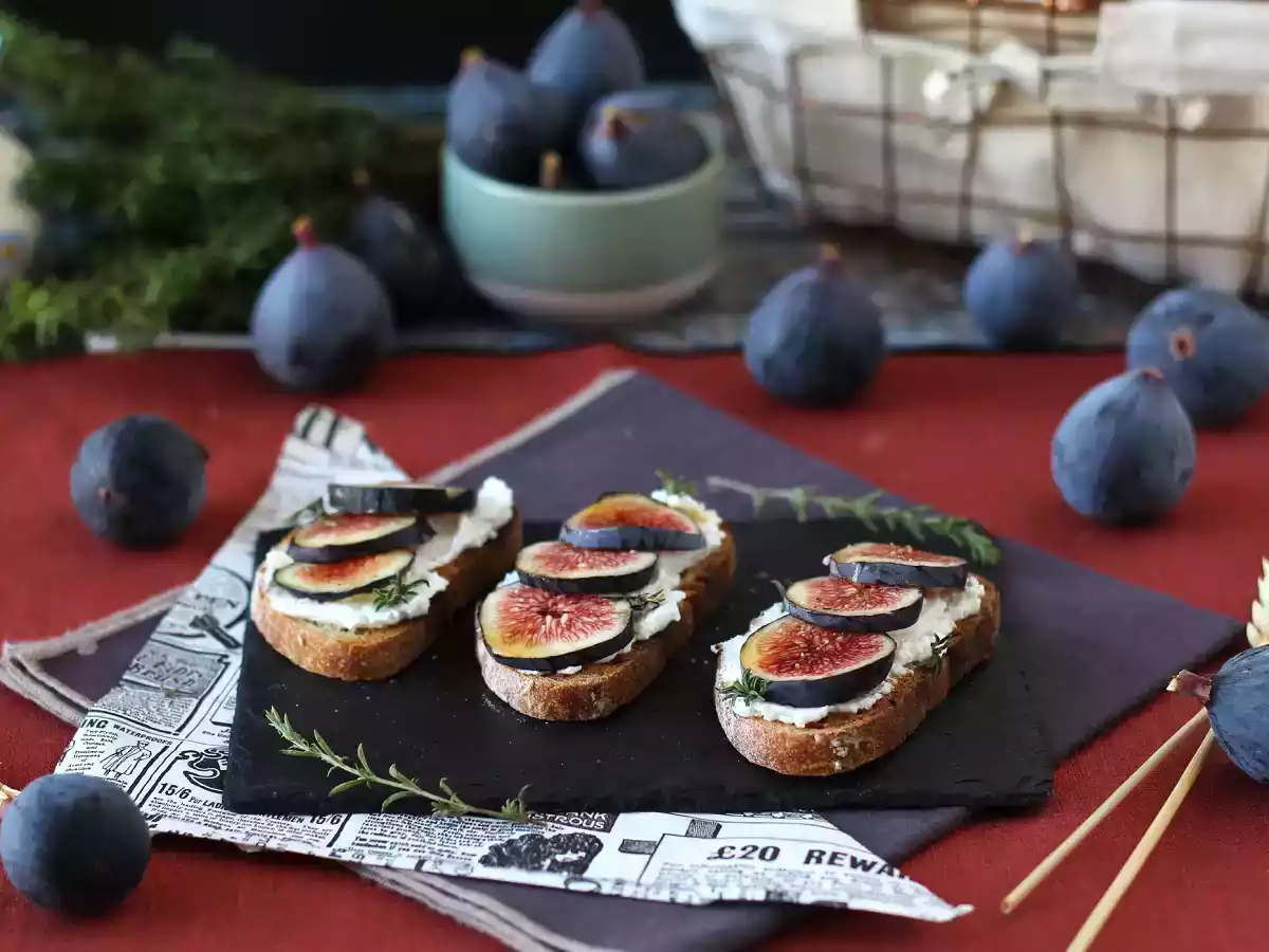 Tartines de figues, fromage de chèvre frais, miel et romarin - photo 6