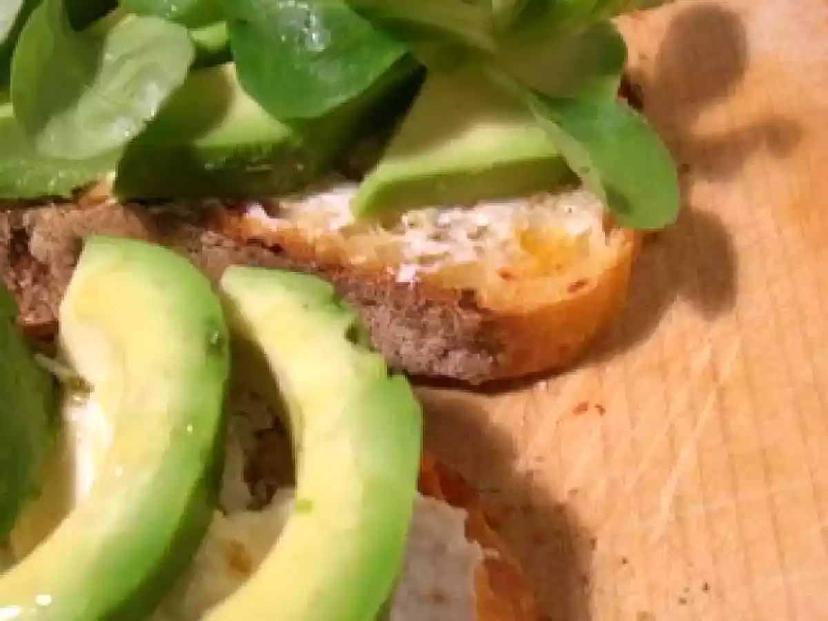Tartines de fromage frais improvisées avocat et miel