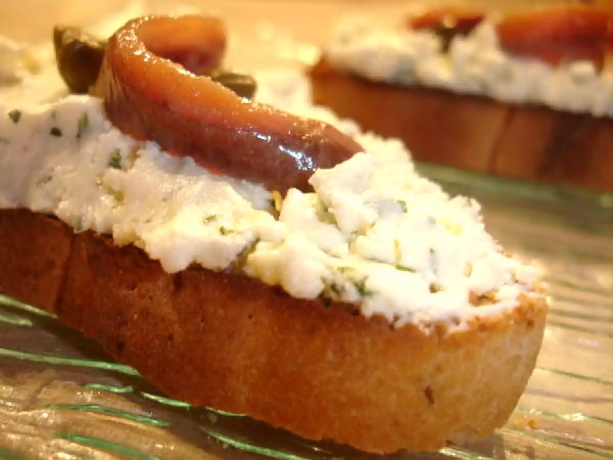 TARTINES DE MOUSSE DE FETA AUX ANCHOIS ET AUX CAPRES
