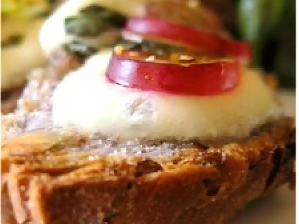 Tartines de pain aux noix à la mozzarella di bufala et et aux raisins frais