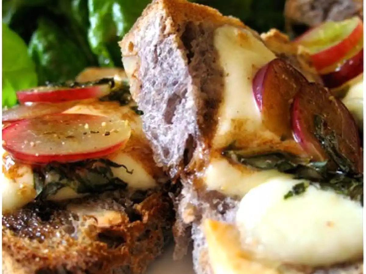 Tartines de pain aux noix à la mozzarella di bufala et et aux raisins frais - photo 2