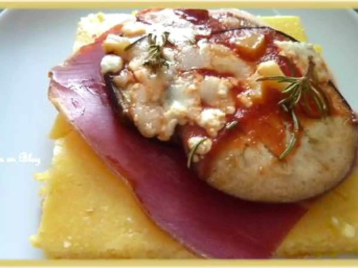 TARTINES DE POLENTA A L'AUBERGINE, TOMATE, FROMAGE ET JAMBON CRU