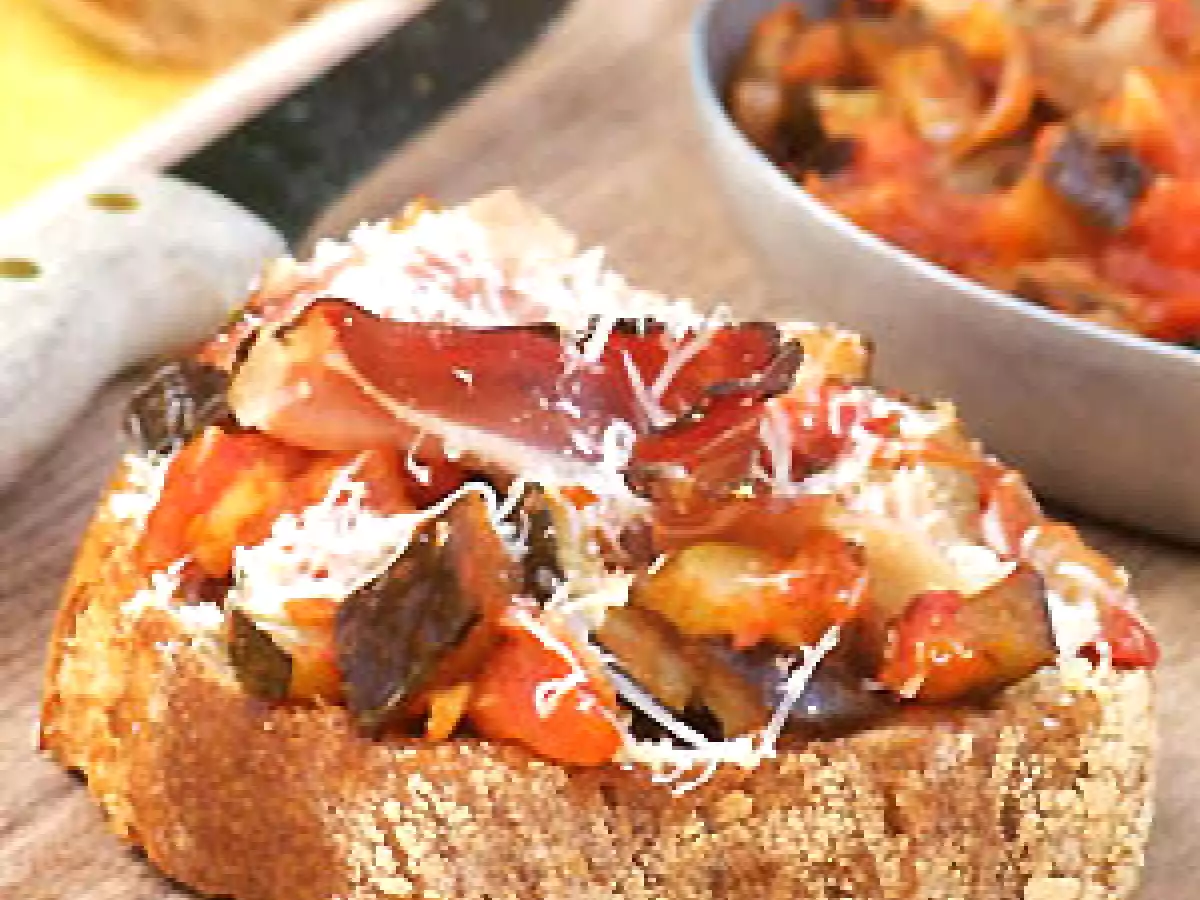 Tartines de ratatouille au four, speck et parmesan