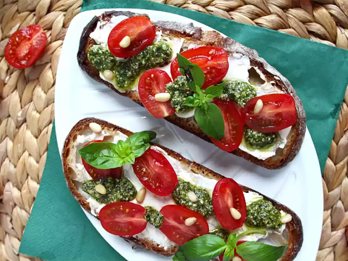 Tartines fromage frais, pesto et tomates cerises - photo 2