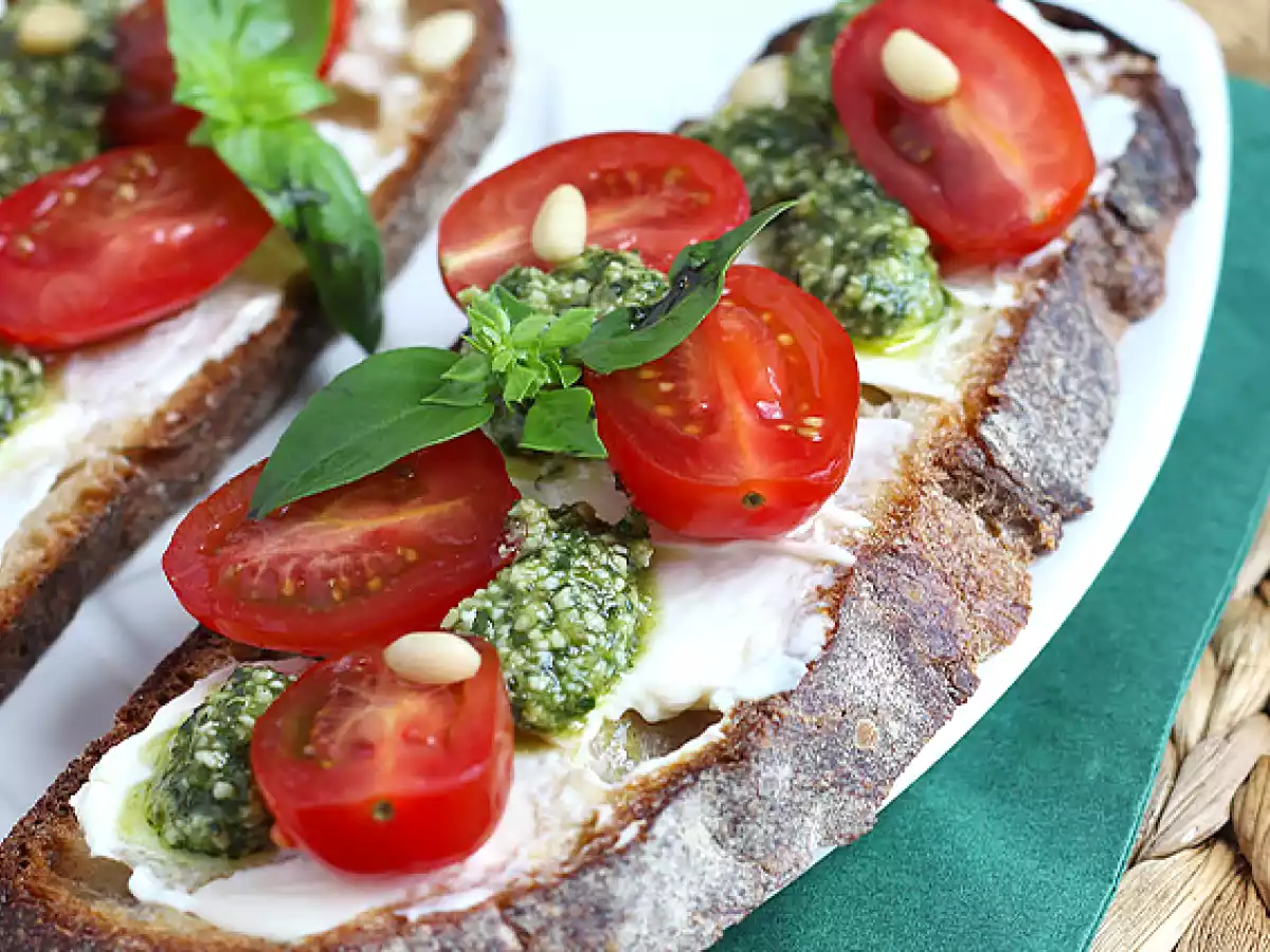 Tartines fromage frais, pesto et tomates cerises - photo 3