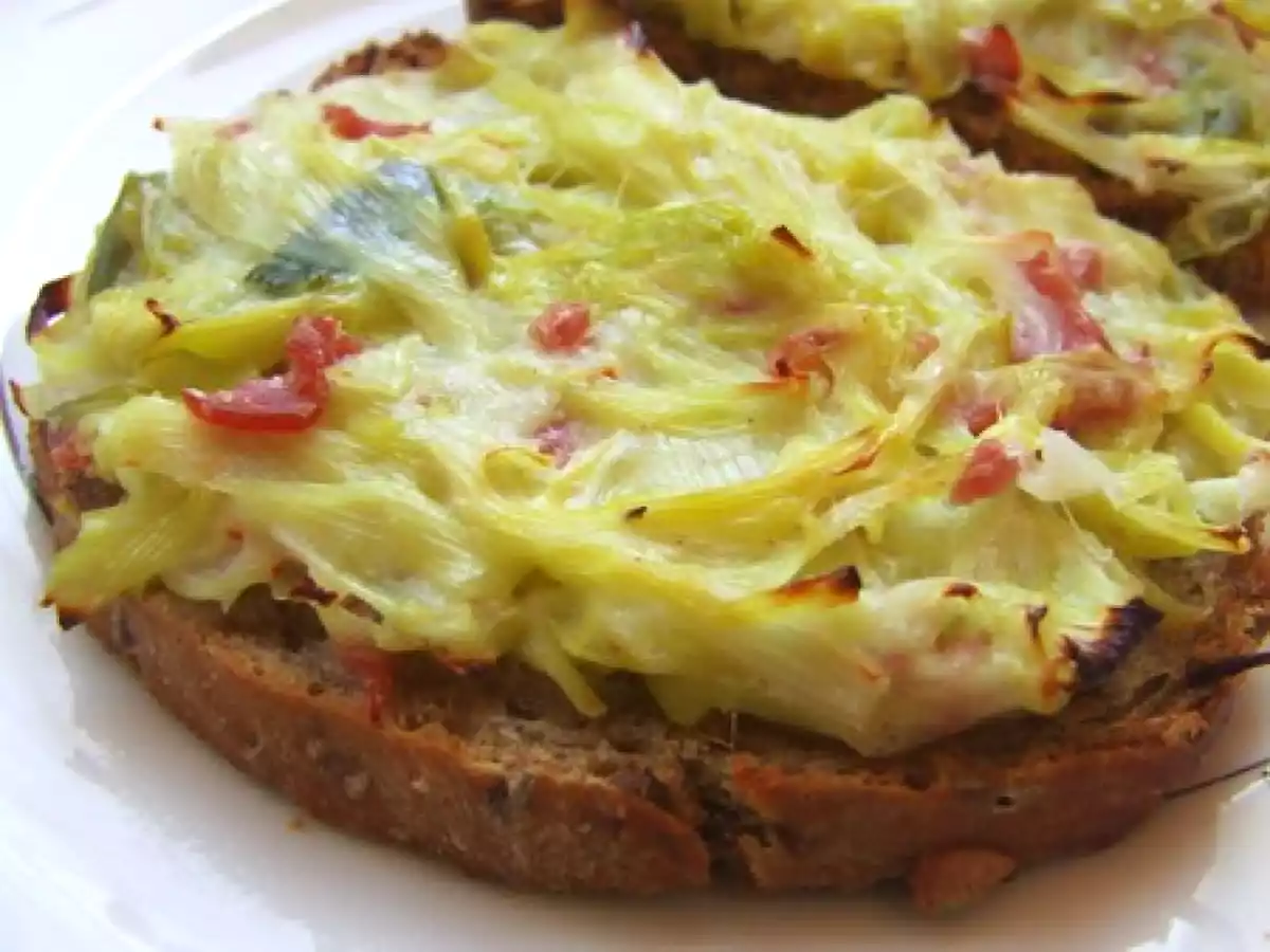 Tartines gourmandes au poireau, chèvre & bacon