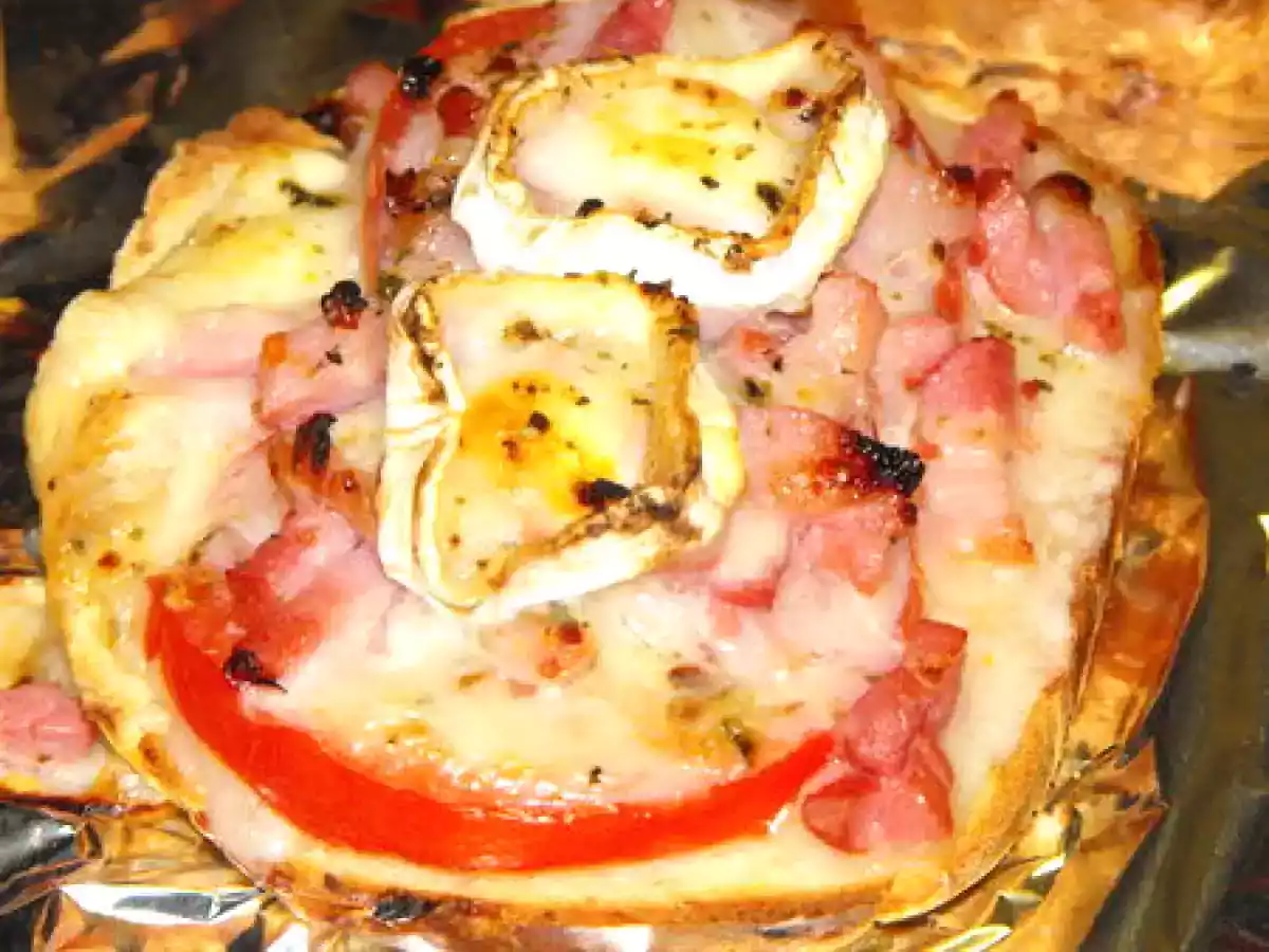 Tartines gourmandes, oignons, lardons et chèvre