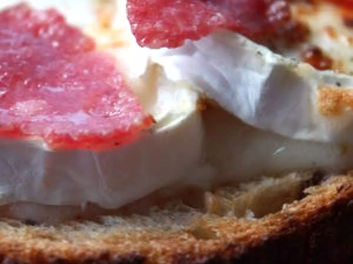 Tartines piquantes au fromage de chèvre et au salami