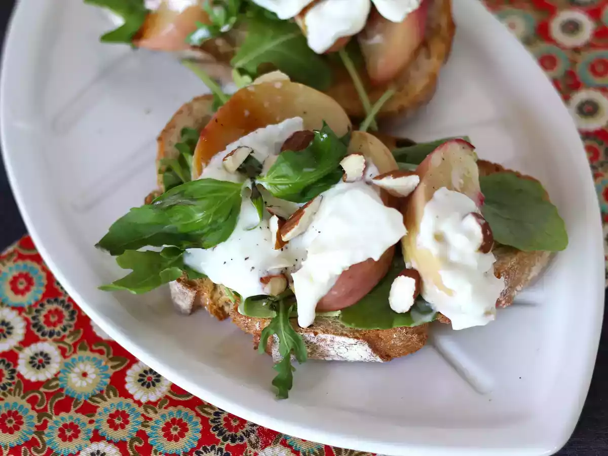 Tartines roquette, pêches rôties et burrata : l'association sucrée-salée super gourmande ! - photo 3
