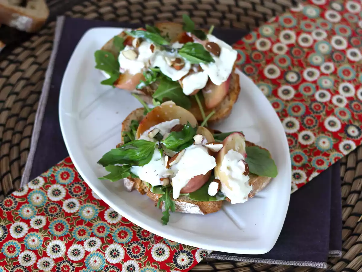 Tartines roquette, pêches rôties et burrata : l'association sucrée-salée super gourmande !