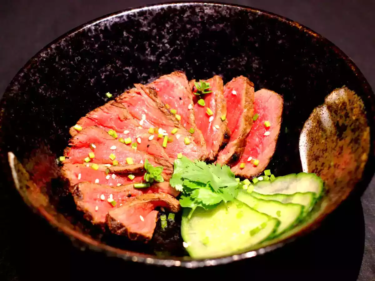 Tataki de boeuf mariné à la citronnelle gingembre et coriandre