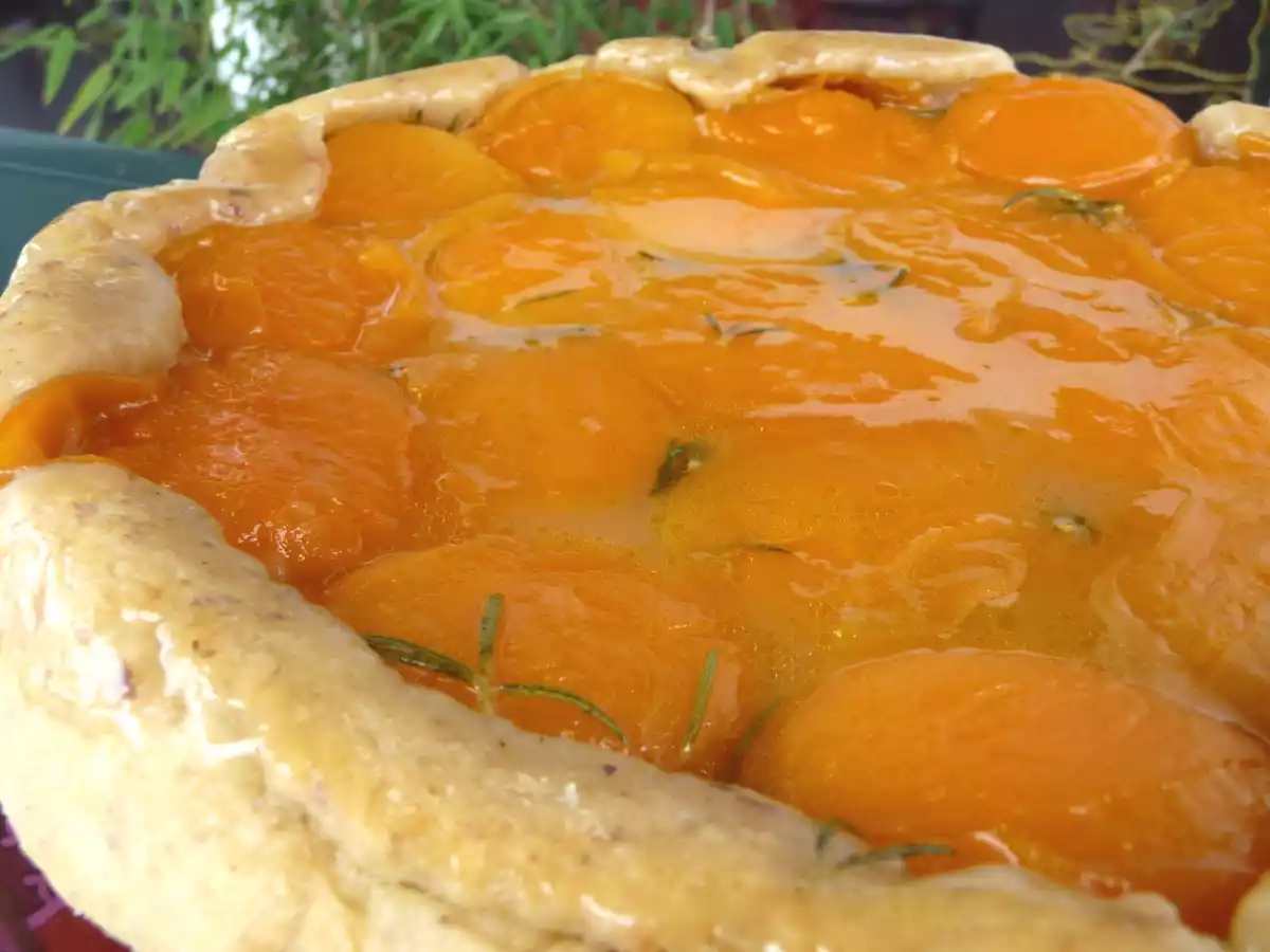 Tatin d'abricots au romarin, pâte brisée à la noisette
