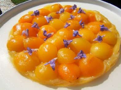 Tatin d'abricots au tilleul et fleurs de sauge