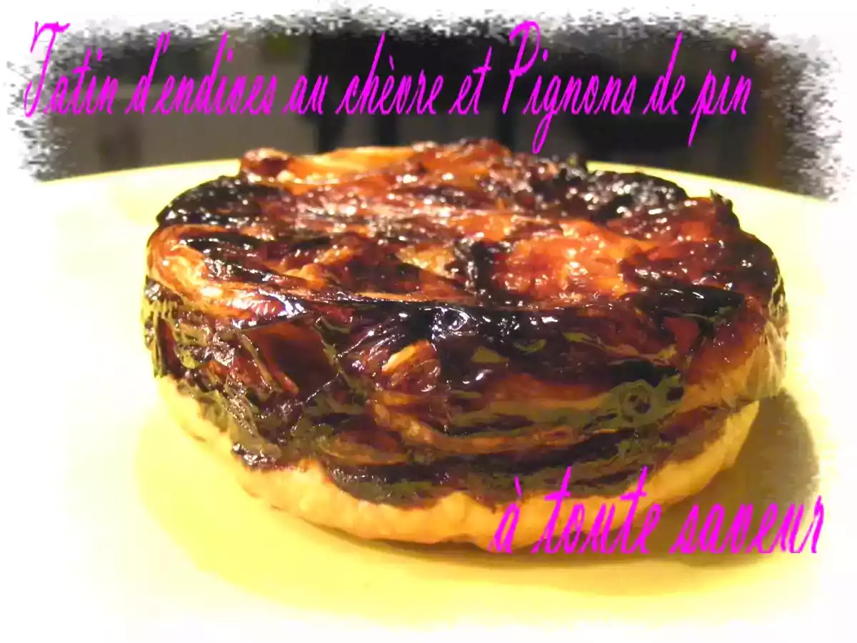 Tatin d'endives au chèvre et aux pignons de pin.