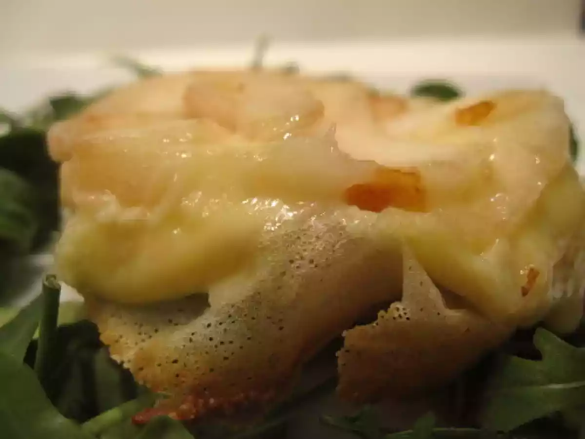 Tatin de poires au St Marcellin, crème de balsamique sur un croustillant de brick