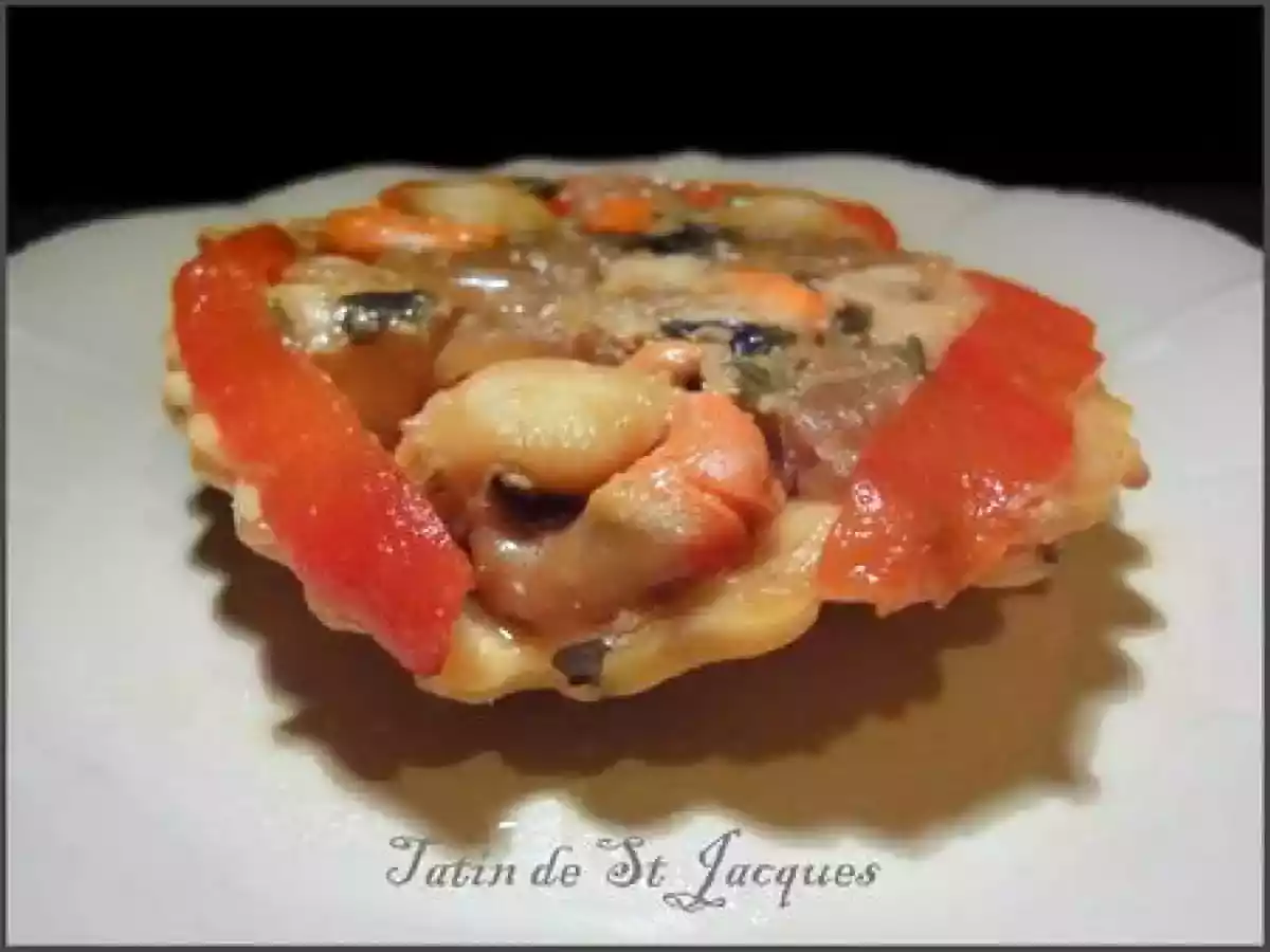 Tatin de St Jacques & oignons confits sur pâte brisée aux graines de sésames noires