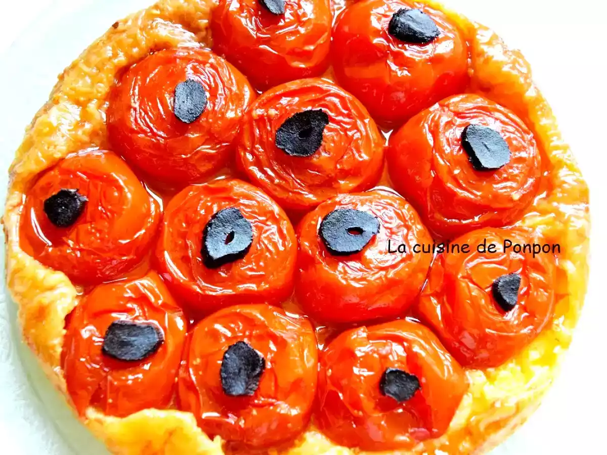 Tatin de tomates et ail noir, végétarien