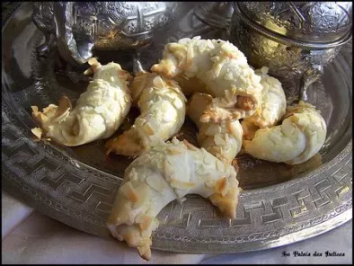 Tcharek el aryane, petits croissants aux amandes ( pâtisserie algérienne )