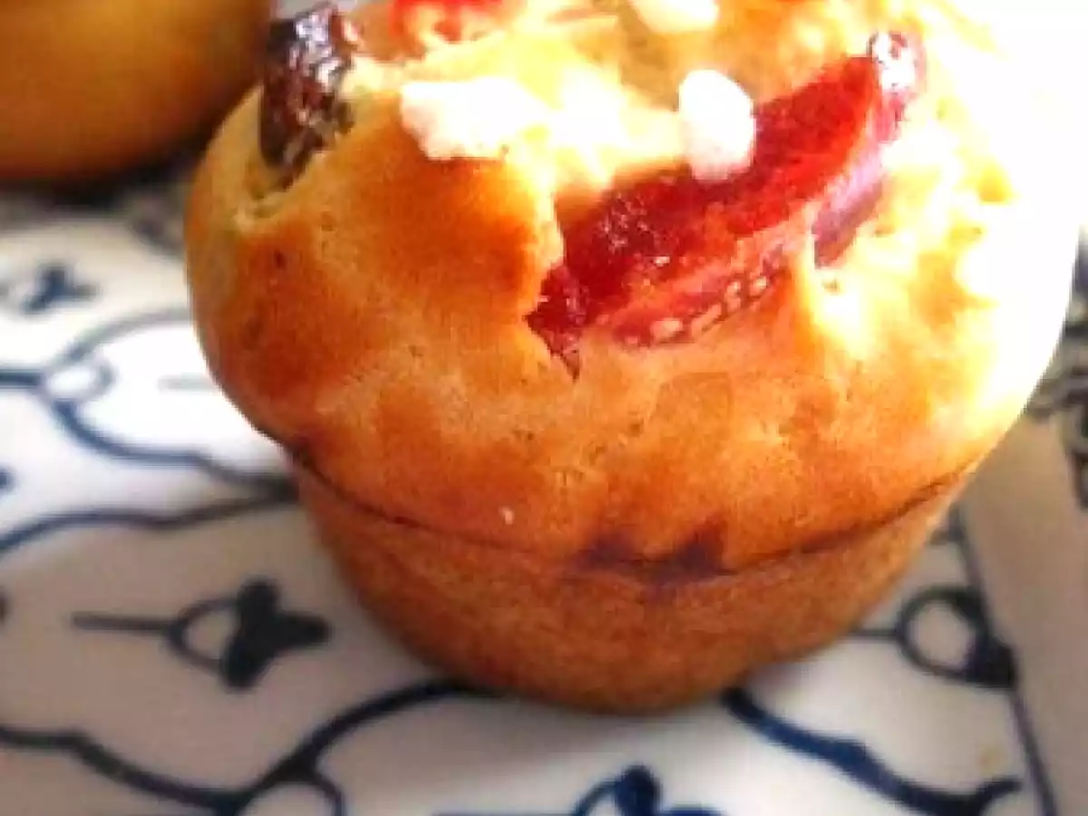 TEA TIME AVEC P'TITES BRIOCHES AUX CERISES CONFITES ET RAISINS SECS