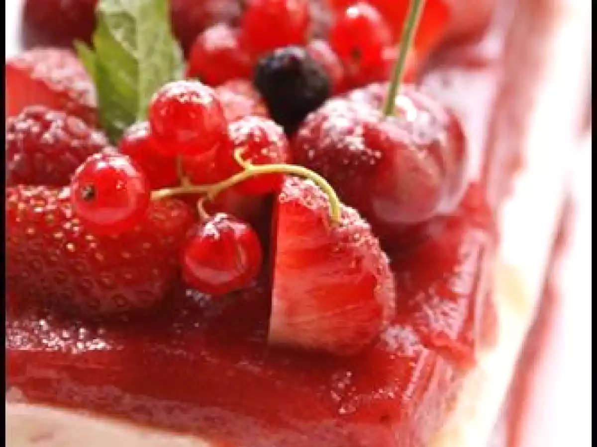 Terrine aux fruits rouges et lait d' amande