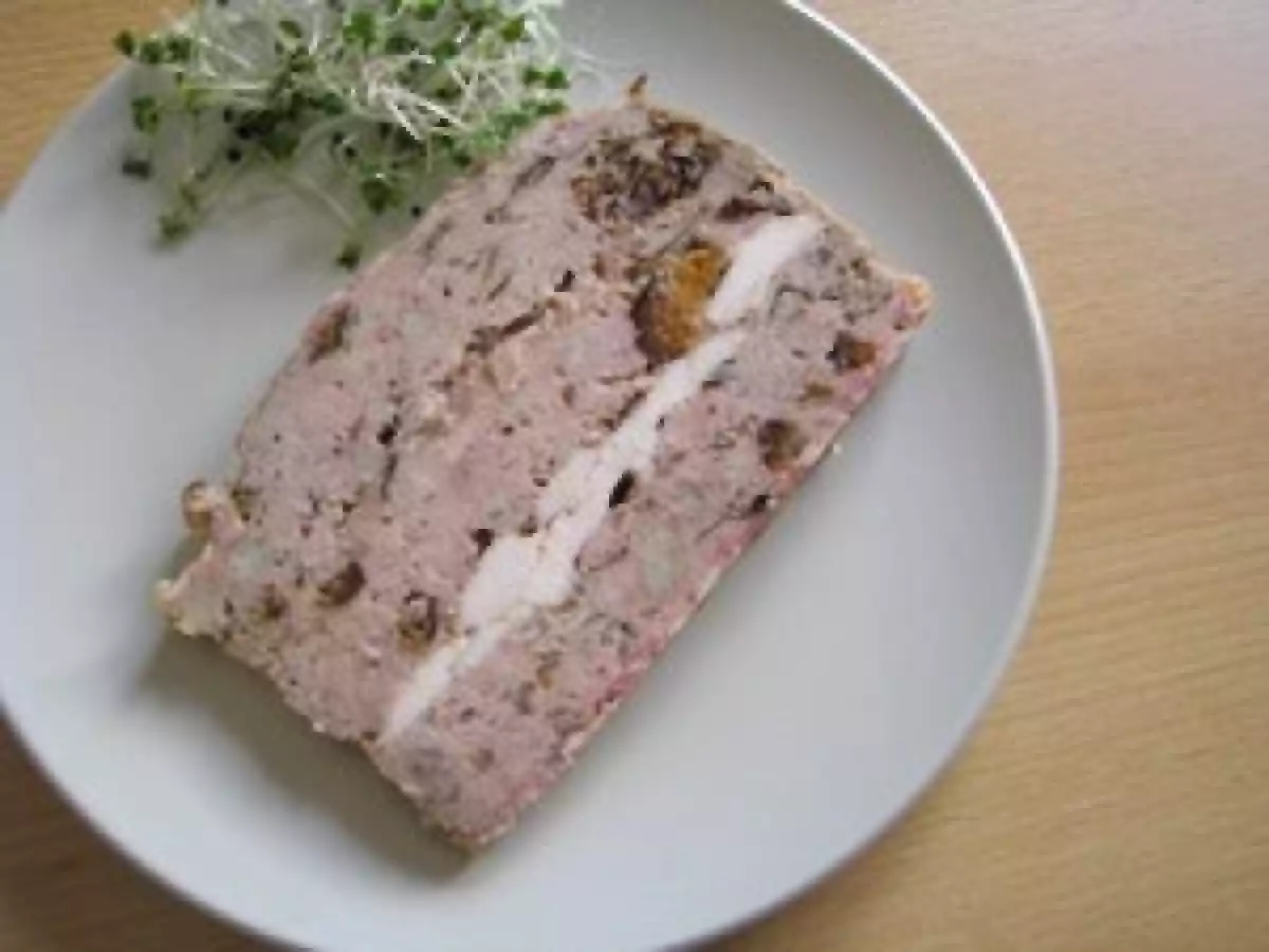 Terrine aux trois viandes, pruneaux et Armagnac