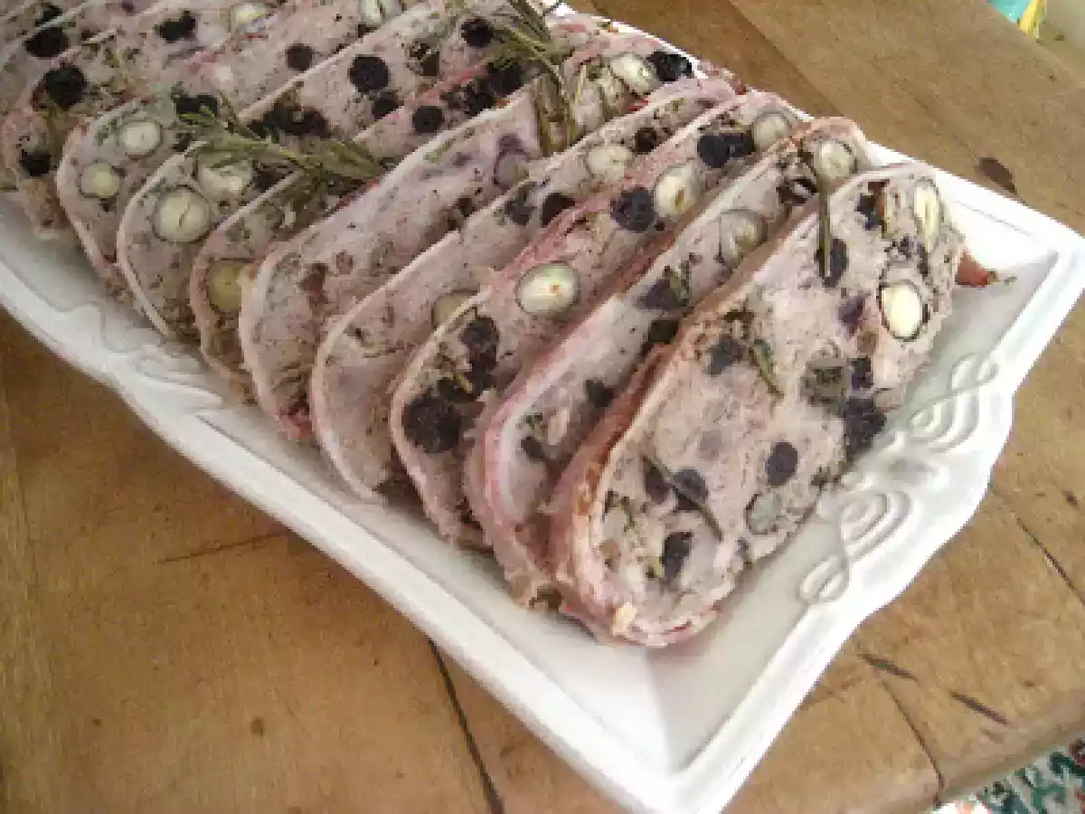 Terrine d'orignal au cidre de glace, avelines, morilles, bleuets séchés, poivre rose.