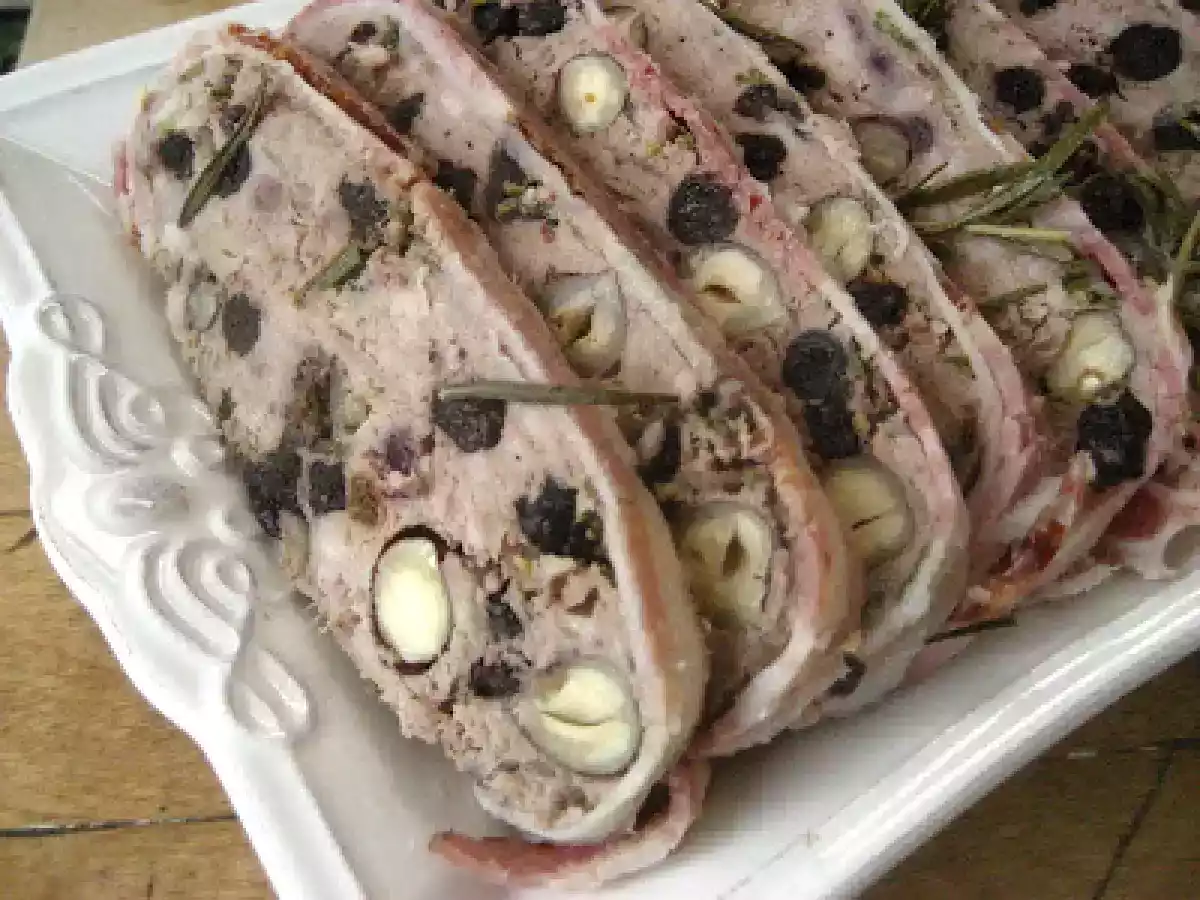 Terrine d'orignal au cidre de glace, avelines, morilles, bleuets séchés, poivre rose. - photo 2