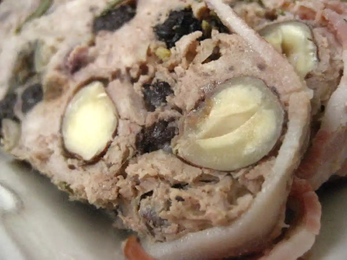 Terrine d'orignal au cidre de glace, avelines, morilles, bleuets séchés, poivre rose. - photo 3