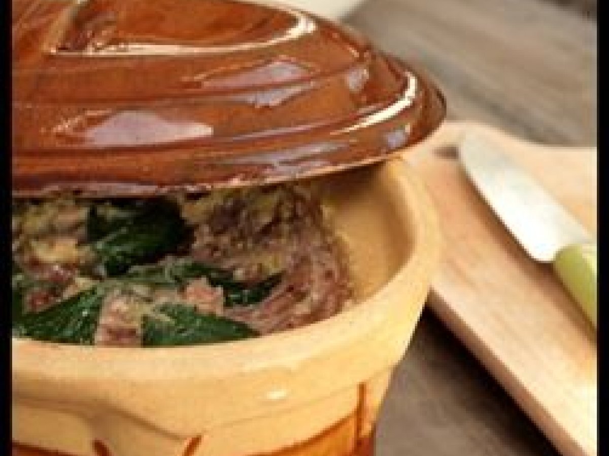 Terrine de confit de canard au foie gras à la gelée au vin blanc au