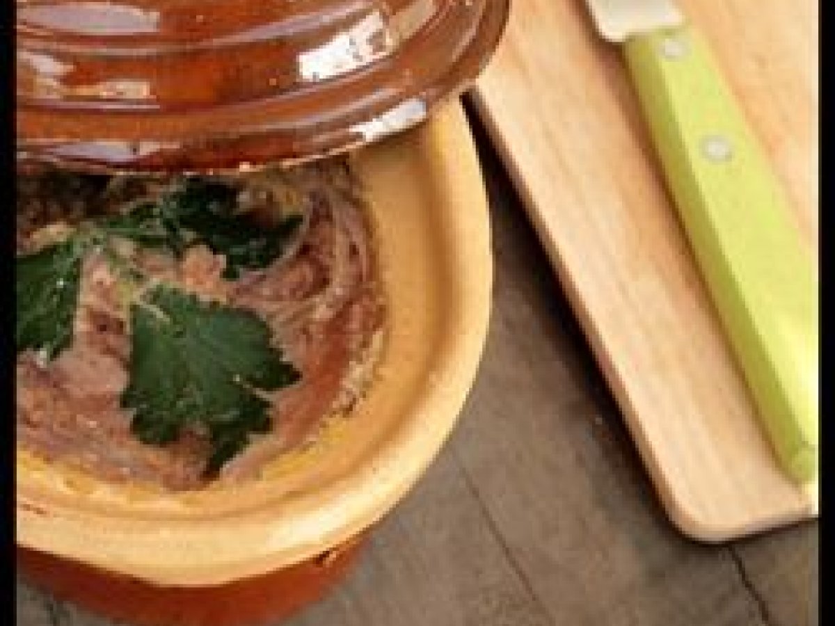 Terrine de confit de canard au foie gras à la gelée au vin blanc au