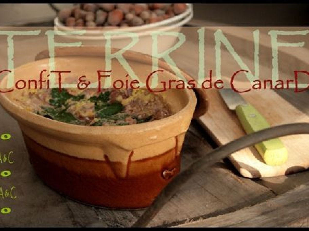 Terrine de confit de canard au foie gras à la gelée au vin blanc au