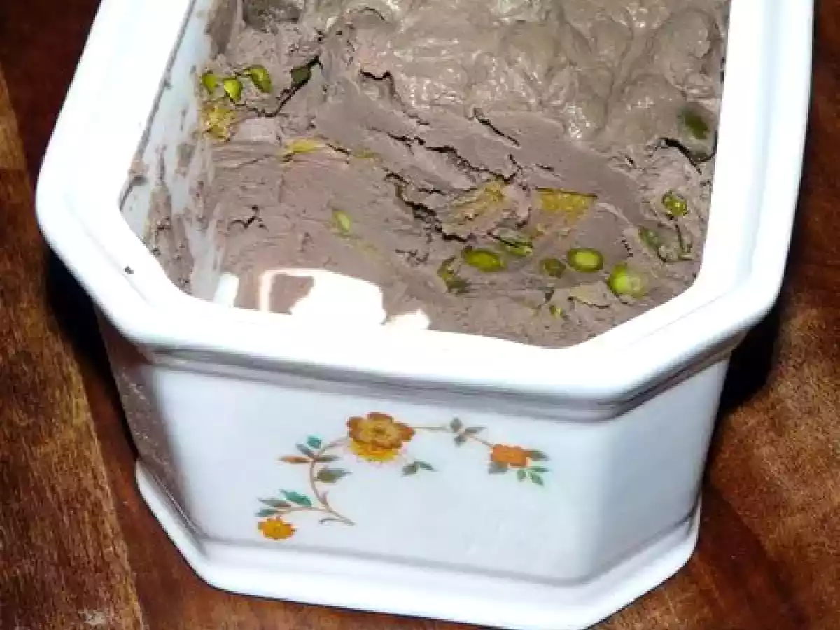 TERRINE DE FOIES DE VOLAILLE AUX ABRICOTS SECS ET AUX PISTACHES