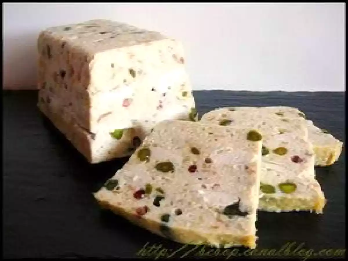 Terrine de poulet aux pistaches et baies roses