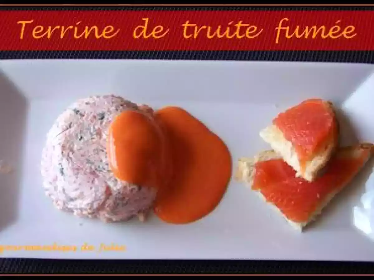 Terrine de truite fumée, crème au poivron rouge