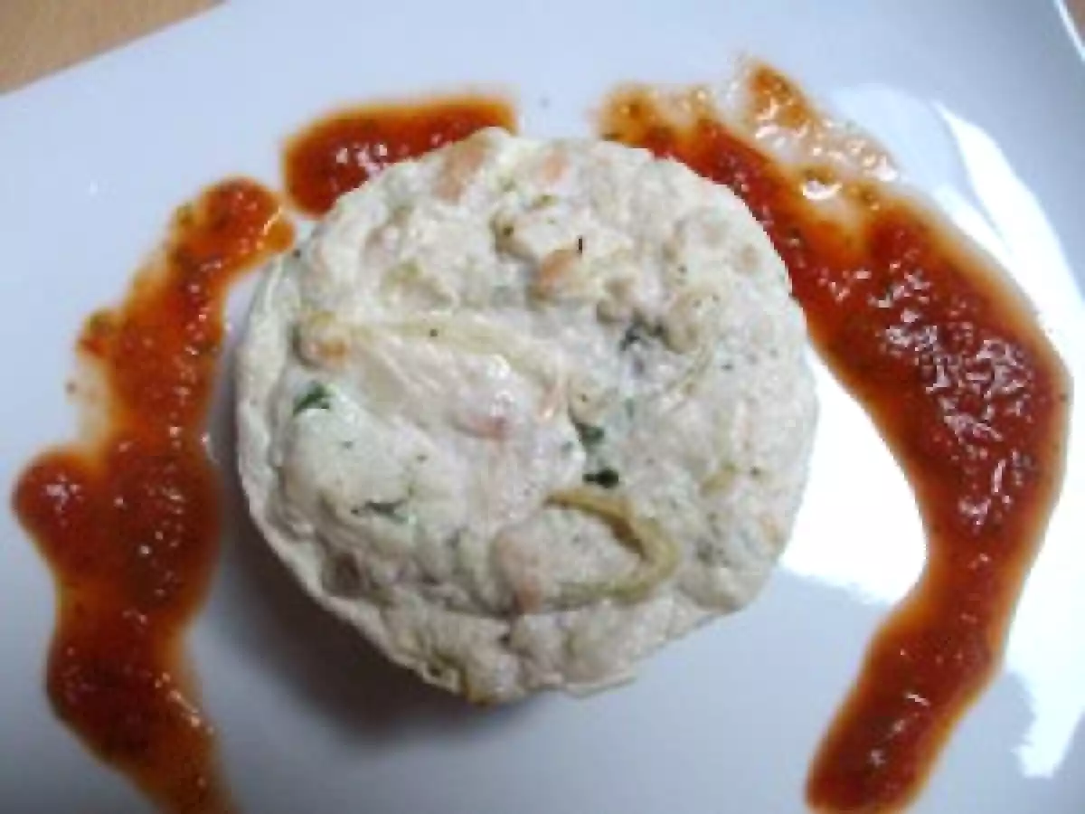 Terrines de poisson et crevettes, coulis de poivron rouge