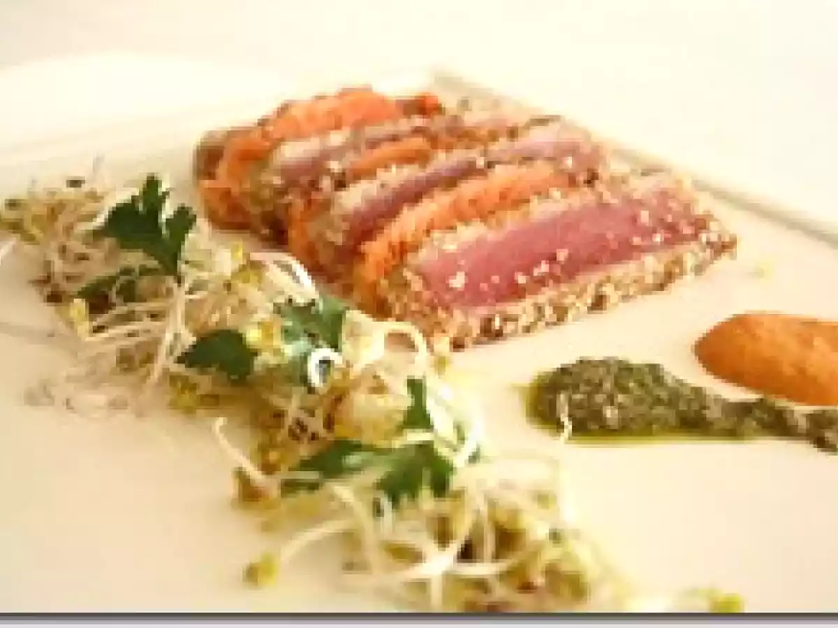 Thon et Saumon Mi Cuit en Croûte de Sésame et Poivre Long