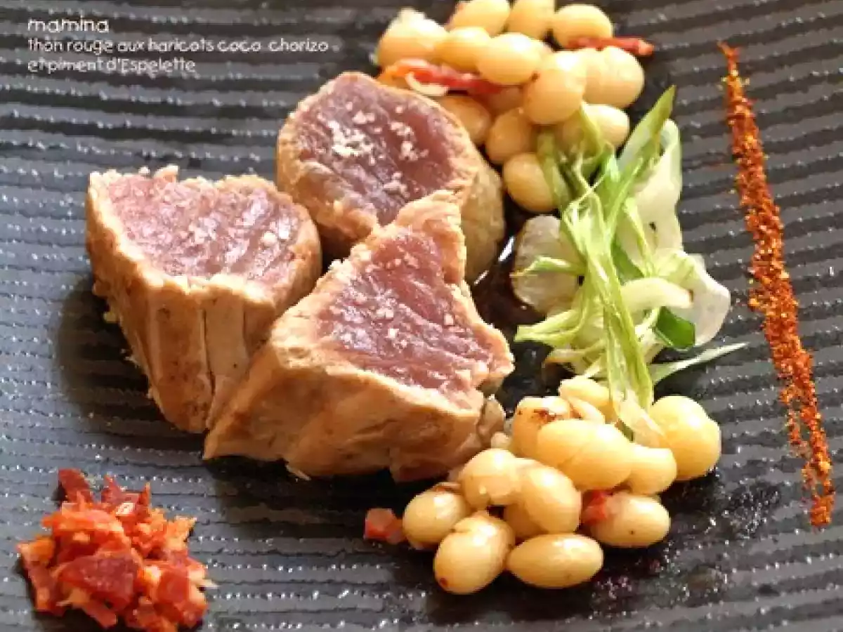 Thon mi-cru aux haricots coco, chorizo, piment d'Espelette et cébettes