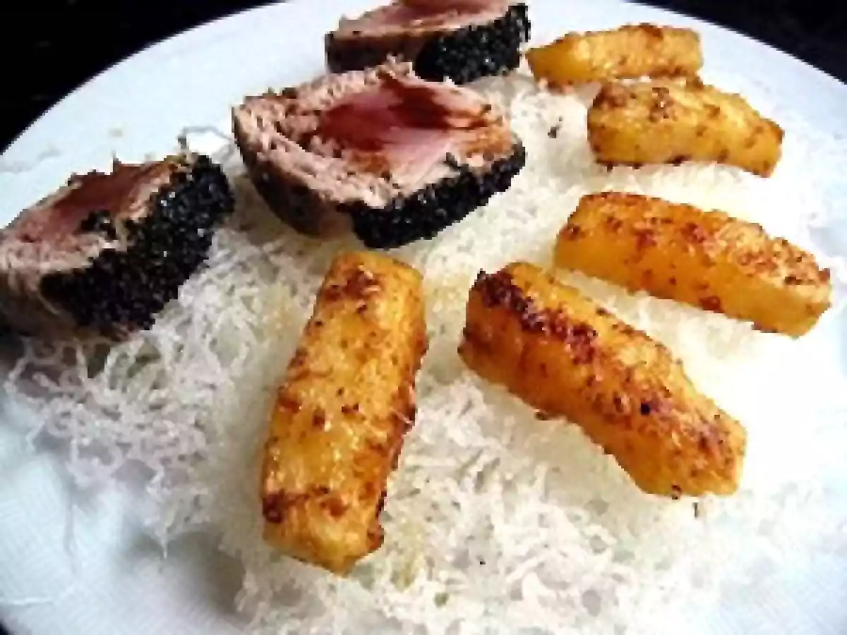 Thon rouge au sésame noir, ananas aux épices