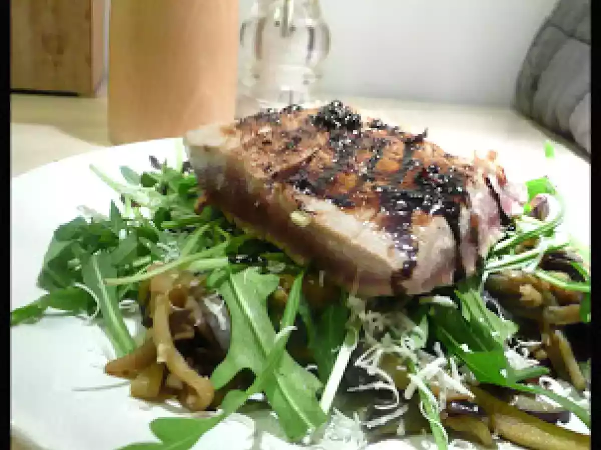 Thon rouge grillé minute au balsamique, roquette et spaghettis d'aubergines