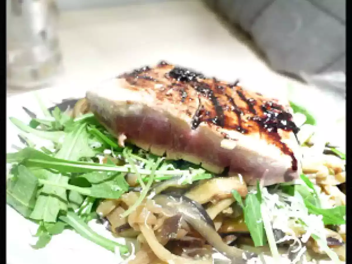 Thon rouge grillé minute au balsamique, roquette et spaghettis d'aubergines - photo 2